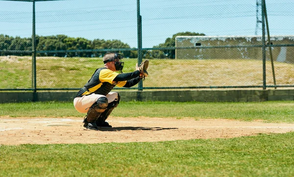 Hij is klaar voor een goede vangst. Full length shot van een jonge honkbalspeler die zich klaarmaakt om een bal te vangen tijdens een wedstrijd op het veld. — Stockfoto