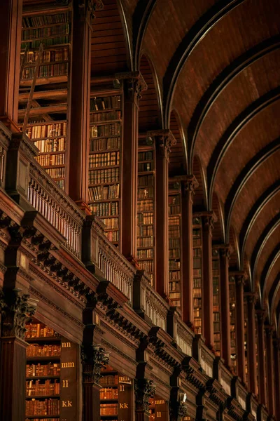 Ряды и ряды книг. Обрезанный снимок большой винтажной библиотеки, полной книг. — стоковое фото