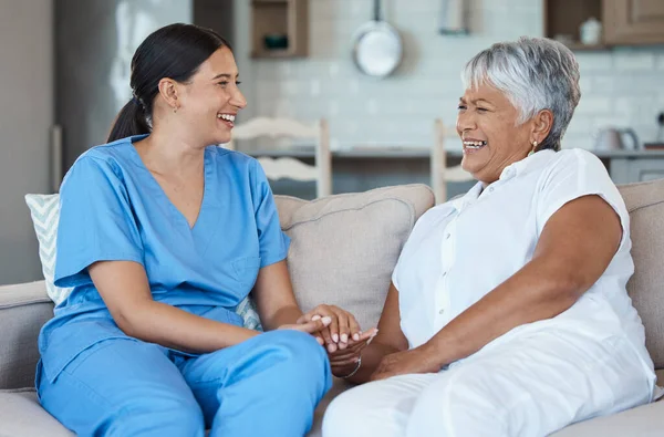 Ein bisschen Zeit mit ihren Patienten verbringen. Ausgeschnittenes Porträt einer attraktiven Seniorin und ihrer Krankenschwester im Altersheim. — Stockfoto