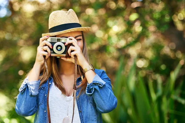 Lächeln. Aufnahme einer attraktiven jungen Frau beim Fotografieren im Freien. — Stockfoto