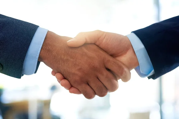 Senhor, faça um acordo. Tiro cortado de dois empresários irreconhecíveis apertando as mãos no escritório. — Fotografia de Stock