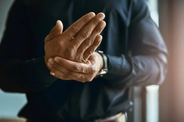 Känsla av domningar och smärta i händerna. Närbild skott av en oidentifierbar affärsman som lider med smärta i händerna. — Stockfoto