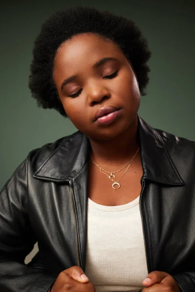 Count to zen and move on. Studio shot of a beautiful young woman posing against a green background. — Stock Photo, Image