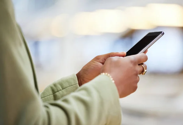 Ik heb aan je gedacht. Foto van een vrouw die haar smartphone gebruikt om een tekst te sturen. — Stockfoto