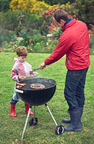 Ligação com o churrasco. Tiro de uma família a fazer um churrasco lá fora. — Fotografia de Stock