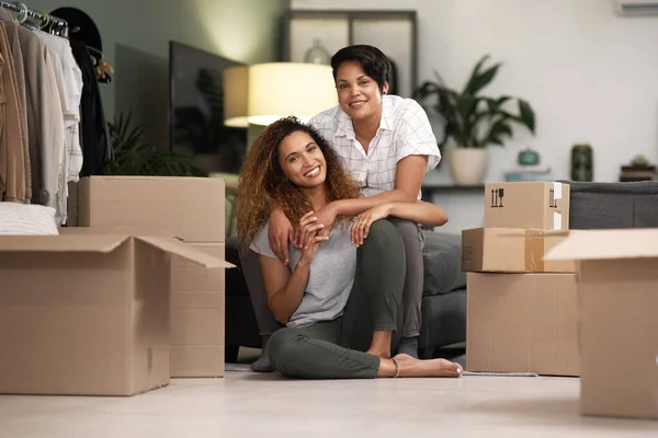 Wir stellen uns beide ein. Aufnahme eines Paares beim Auspacken von Kisten im neuen Zuhause. — Stockfoto