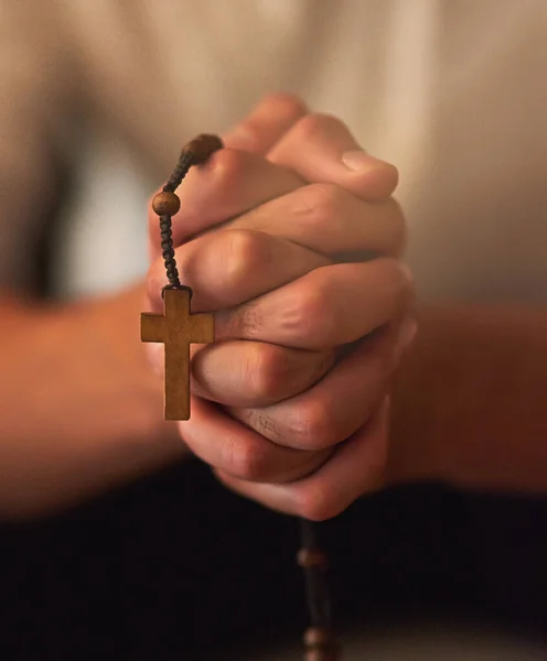 La prière est la meilleure armure contre toutes les épreuves. Plan d'un homme tenant un chapelet et priant. — Photo