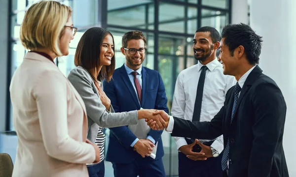 Es un honor trabajar junto a los mejores. Disparo de empresarios estrechando la mano en una oficina. — Foto de Stock