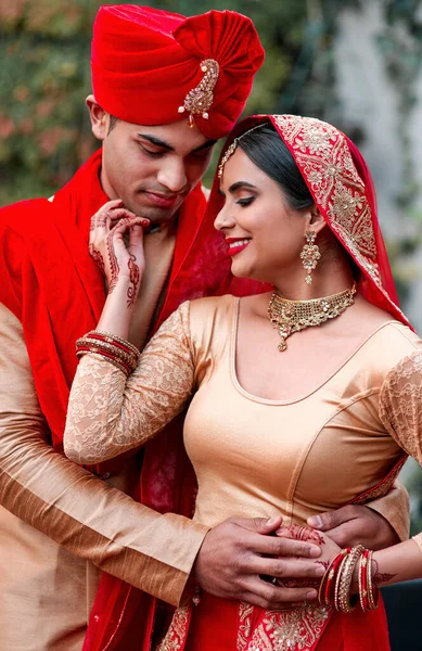 Il n'y a rien de plus beau qu'un mariage traditionnel. Plan recadré d'un jeune couple hindou le jour de leur mariage. — Photo