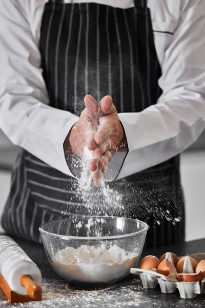 Prends de la farine, va faire des pâtes. Tournage d'un homme méconnaissable préparant des pâtes fraîchement préparées. — Photo