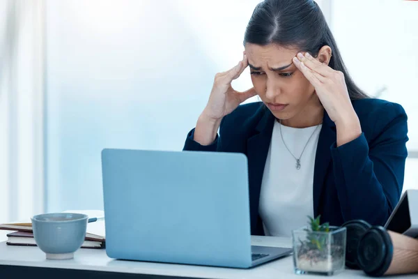 Só não sei qual é o problema. Tiro de uma jovem empresária olhando estressado enquanto trabalhava em um laptop em um escritório. — Fotografia de Stock
