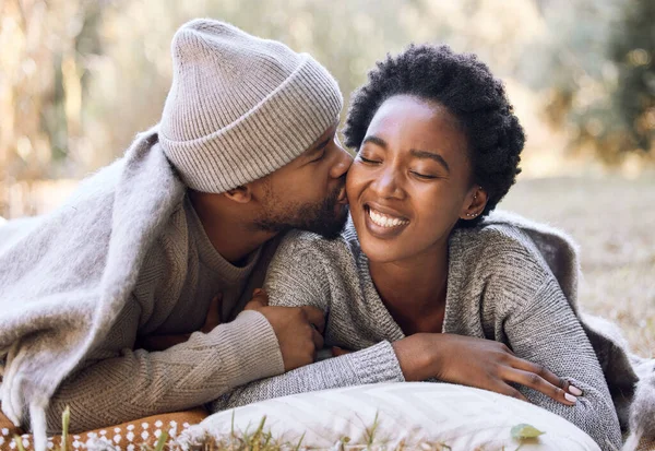 És o amor da minha vida. Tiro de um jovem beijando sua namorada durante uma viagem de acampamento. — Fotografia de Stock