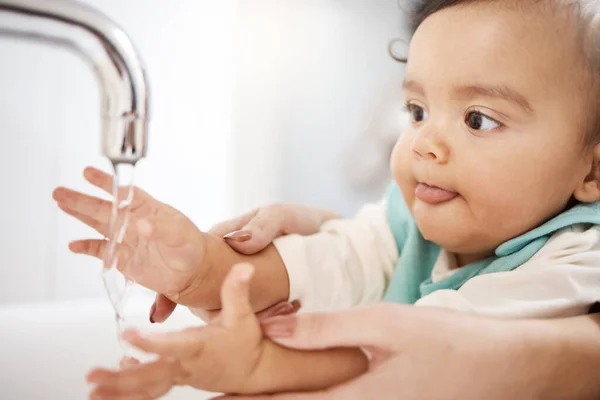 İçmeyi tercih ederim. Bir kadının bebek ellerini yıkarken çekilmiş bir fotoğrafı.. — Stok fotoğraf