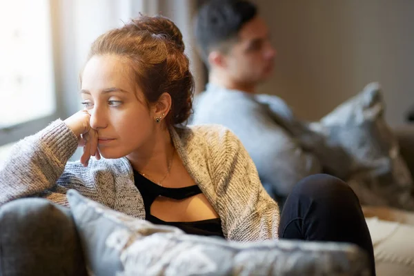 Sta attraversando un brutto periodo. Girato di una giovane donna che sembra scoraggiata dopo una lotta con il suo ragazzo. — Foto Stock