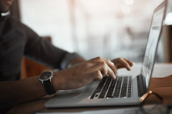 Übernehmen Sie die Geschäfte. Nahaufnahme eines nicht wiedererkennbaren Geschäftsmannes mit einem Laptop in einem Büro. — Stockfoto