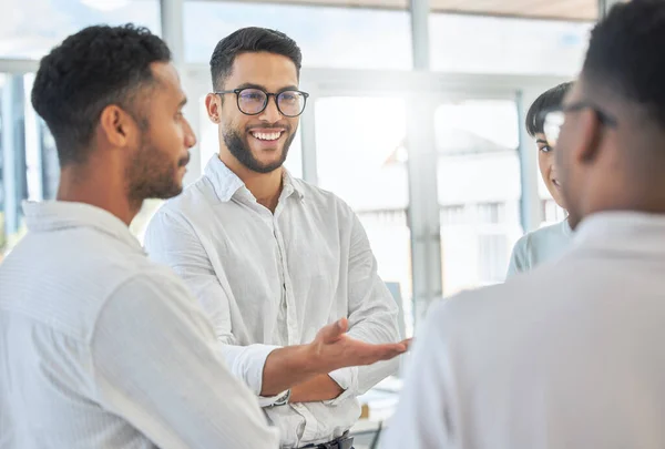 Faire des progrès positifs. Plan recadré d'un groupe de jeunes gens d'affaires diversifiés qui se réunissent dans la salle de conférence. — Photo