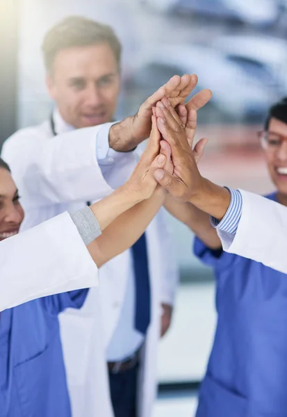 Bir takım olarak başarmak en iyisidir. Tıbbî pratisyenlerin birbirlerine beşlik çaktıkları yakın çekim.. — Stok fotoğraf