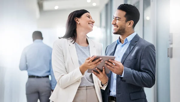 De överlever inte bara under press, de frodas. Skjuten av två företagare diskuterar något på en digital surfplatta. — Stockfoto