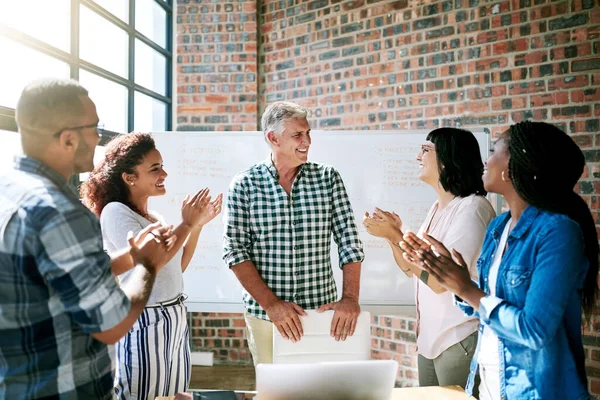 Sono impressionati da quello che ha da dire. Un uomo d'affari che riceve un applauso dopo la presentazione. — Foto Stock