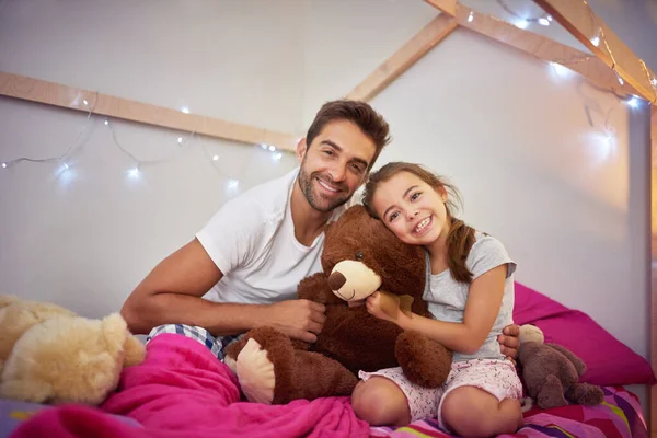 O pai arranja sempre tempo para valorizar com a filha. Retrato de um pai e sua filha se unindo em casa. — Fotografia de Stock