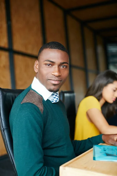 Változtass a játékon. Egy irodai dolgozó portréja a háttérben ülő kollégákkal való találkozón. — Stock Fotó