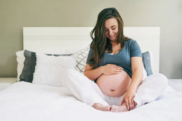 Zwanger zijn is puur geluk. Shot van een jonge zwangere vrouw ontspannen thuis. — Stockfoto