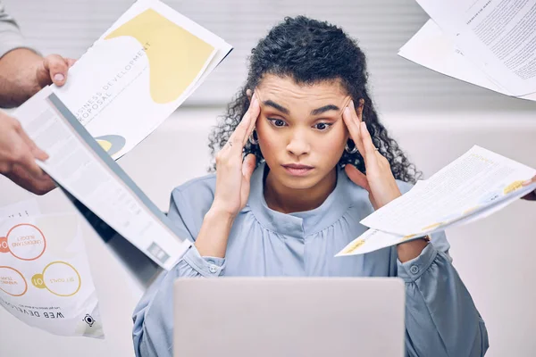 Det här är för mycket. Beskuren bild av en attraktiv ung affärskvinna ser stressad samtidigt presenteras pappersarbete av flera händer. — Stockfoto