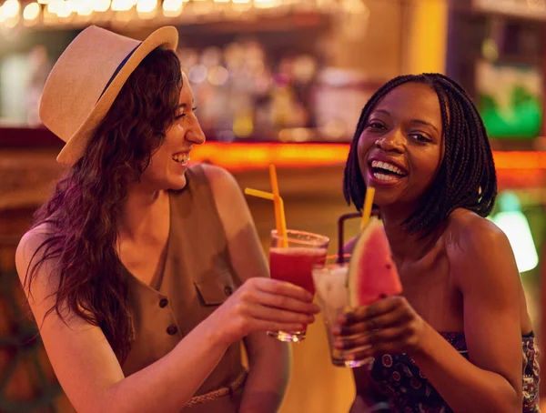 Vamos começar os bons momentos. Foto cortada de dois jovens amigos tomando bebidas juntos em um bar. — Fotografia de Stock