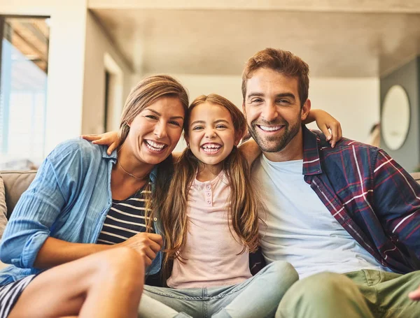 Μόνο εμείς οι τρεις, η μαμά, ο μπαμπάς κι εγώ. Φωτογραφία μιας χαρούμενης οικογένειας τριών ατόμων που χαλαρώνουν μαζί στον καναπέ στο σπίτι. — Φωτογραφία Αρχείου