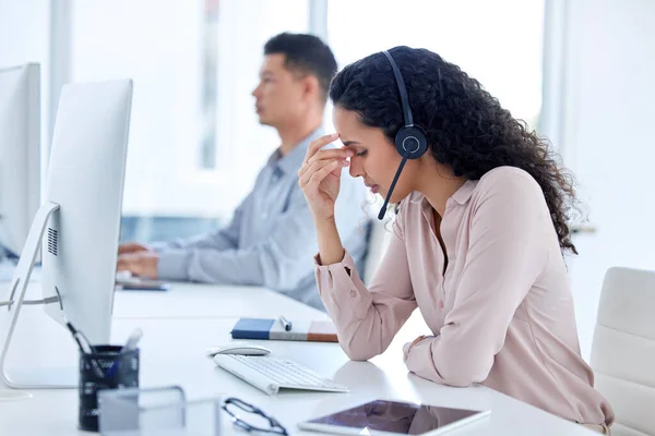 O que é tão difícil de entender. Tiro de uma jovem agente de call center sentada com sua colega e sentindo-se estressada ao usar seu computador. — Fotografia de Stock