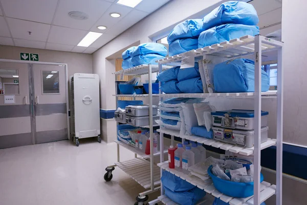 Η οργάνωση είναι απαραίτητη για τη λειτουργία ενός νοσοκομείου. Βολή ράφια εφοδιασμένα με ιατρικές προμήθειες σε ένα άδειο θάλαμο νοσοκομείου. — Φωτογραφία Αρχείου