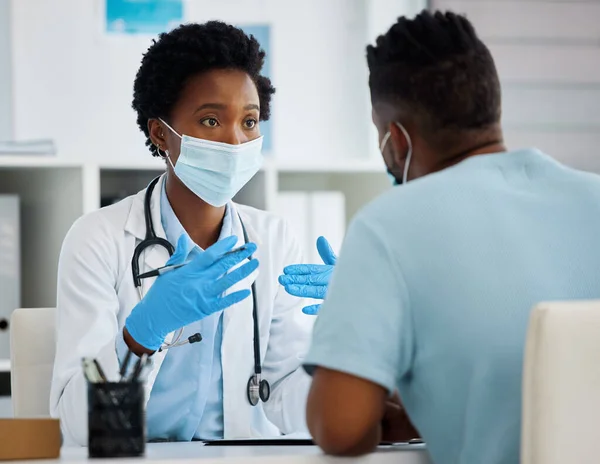 Wir haben eine gute Behandlung für Sie. Aufnahme eines Arztes bei einer Konsultation mit einem Patienten. — Stockfoto