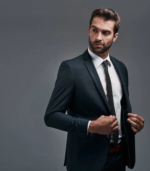 Il sait faire une excellente première impression. Plan studio d'un beau jeune homme d'affaires posant sur un fond gris. — Photo