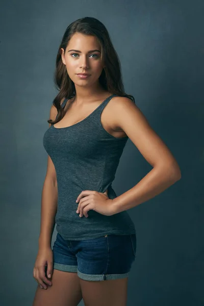 Ella está más allá de lo hermoso. Estudio de una hermosa joven posando sobre un fondo azul. —  Fotos de Stock