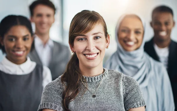 A melhor equipa da cidade. Retrato de jovens empresários confiantes de pé com os braços dobrados dentro do escritório durante o dia. — Fotografia de Stock