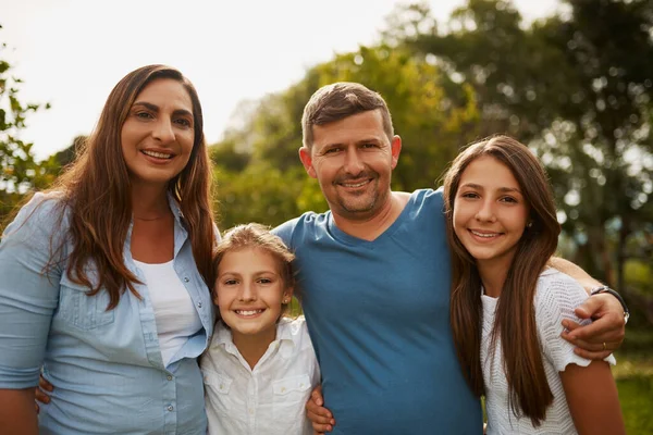 Zo ziet familie eruit. Gesneden portret van een jong gezin van vier buiten staande. — Stockfoto