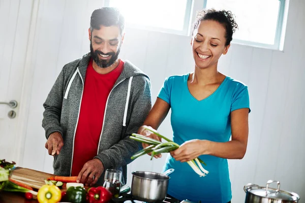 Só o mais fresco serve. Tiro de um casal feliz cozinhar juntos em sua cozinha em casa. — Fotografia de Stock