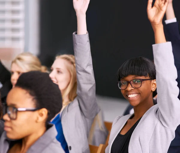 Tengo la respuesta correcta. Retrato de una joven empresaria levantando la mano en un seminario. — Foto de Stock