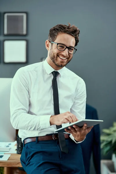 Je moet ervoor zorgen dat technologie voor je werkt. Portret van een jonge zakenman met een digitale tablet in een kantoor. — Stockfoto