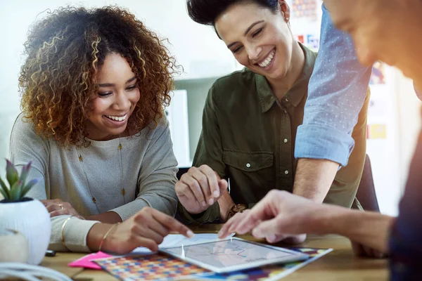 Usando o mapeamento mental para capturar e organizar suas ideias. Tiro cortado de colegas de trabalho discutindo algo em um tablet. — Fotografia de Stock