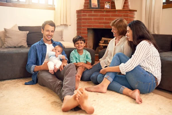 Passar tempo com a família. Retrato completo de uma família jovem afetuoso passar tempo de qualidade juntos em casa. — Fotografia de Stock