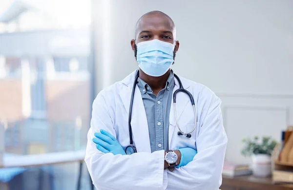 Het enige wat ik wil verspreiden is goed medisch advies. Schot van een mannelijke arts met een chirurgisch masker en handschoenen. — Stockfoto