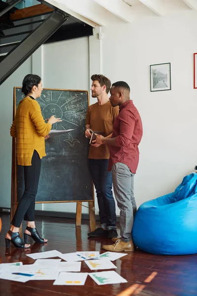 Basandoci sulle idee degli altri. Foto di un gruppo di lavoratori creativi che fanno una sessione di brainstorming in un ufficio. — Foto Stock