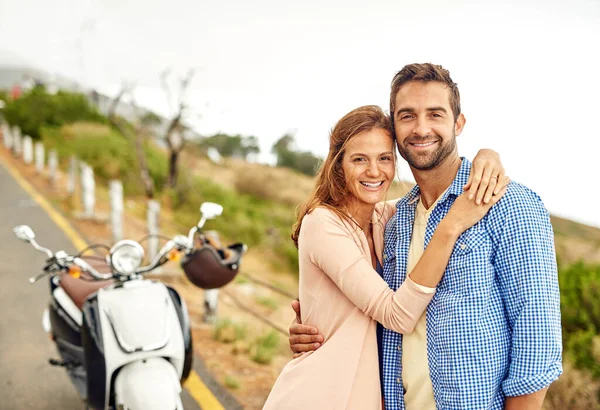 Este lado aproximou-nos mais. Tiro de um casal aventureiro para um passeio de moto. — Fotografia de Stock