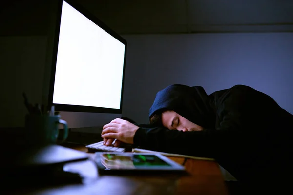 Adormeceu com a luz do monitor. Tiro de um programador de computador exausto dormindo em sua mesa à noite. — Fotografia de Stock