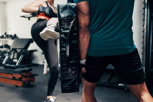Shes kickt dieses Training. Schnappschuss einer unkenntlich gemachten Kickboxerin beim Training mit ihrem Sparringspartner in einem Fitnessstudio. — Stockfoto