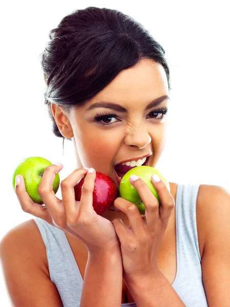 Sağlıklı şeyleri yiyorum. Elma tutan genç bir kadının stüdyo portresi.. — Stok fotoğraf