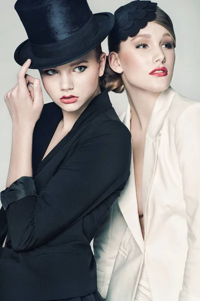 Fancy dressing. Zwei glamouröse Frauen posieren gegen Weiß. — Stockfoto