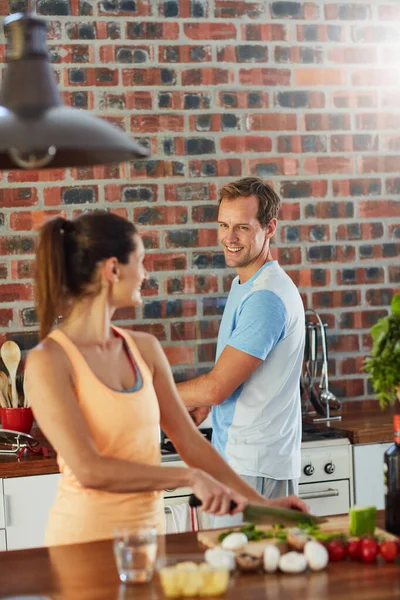 Voeding is een teamprestatie. Shot van een ontspannen koppel koken samen in hun keuken thuis. — Stockfoto