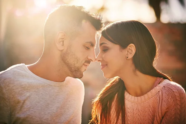 El amor antes que nada. Foto de una feliz pareja joven pasando tiempo juntos al aire libre. —  Fotos de Stock